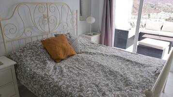 1 slaapkamer, een kluis op de kamer, een strijkplank/strijkijzer