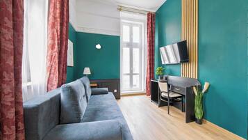 Comfort Suite | Living area | 32-cm LCD TV with cable channels, TV