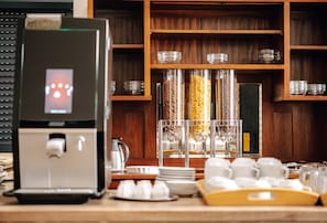 每日供應自助早餐 (每人 EUR12)