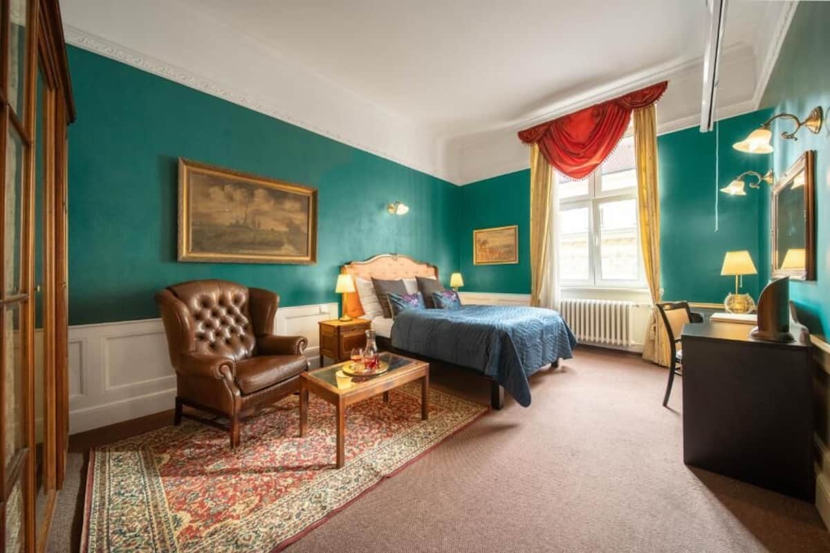 Junior Suite | 1 bedroom, hypo-allergenic bedding, minibar, in-room safe