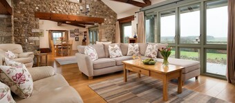 EAST LODGE -  STUNNING HOLIDAY HOME, SLEEPS 8, SET IN GLORIOUS YORKSHIRE