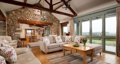 EAST LODGE - STUNNING HOLIDAY HOME, SLEEPS 8, SET IN GLORIOUS YORKSHIRE