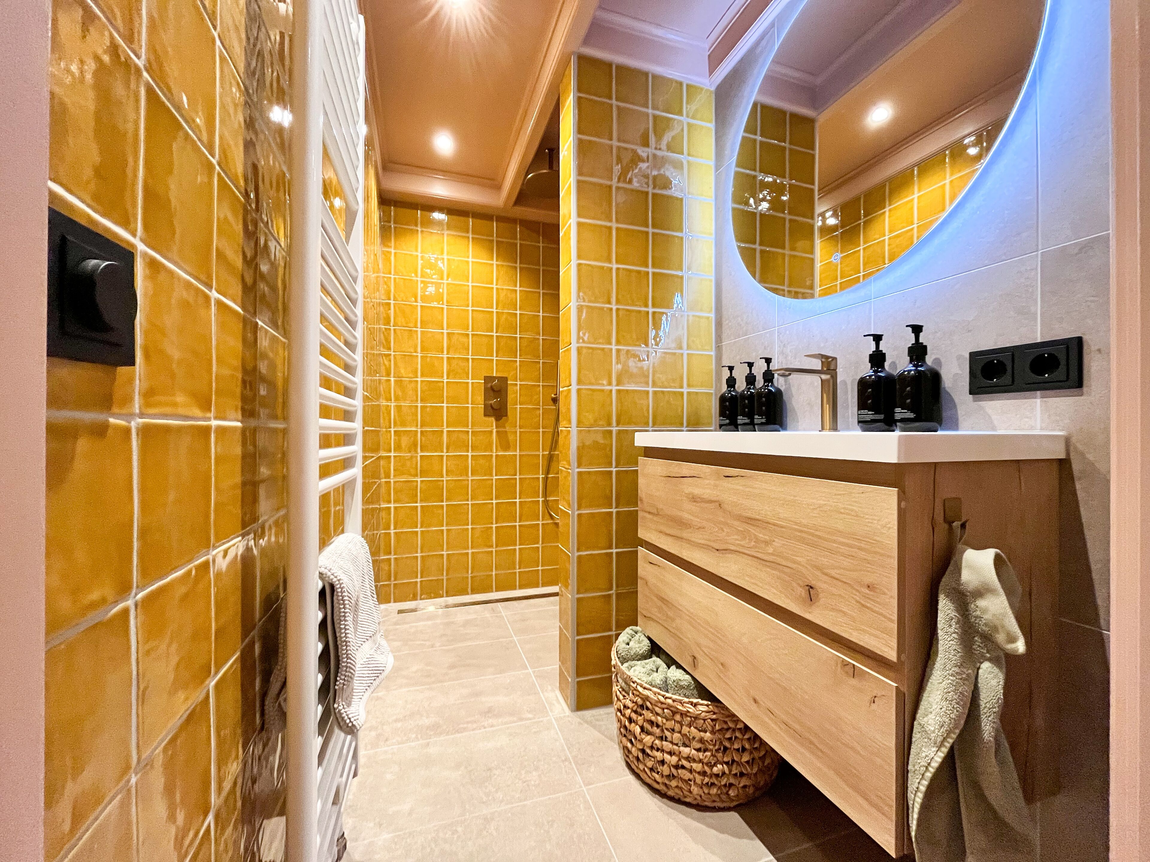 Een douche, een haardroger, handdoeken, zeep