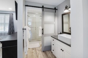 Bathtub, hair dryer, towels - 2 BR Village Green, Rec Path! Fantastic Location! (Stowe)