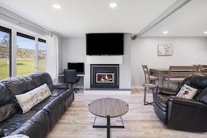 Smart TV, fireplace - 2 BR Village Green, Rec Path! Fantastic Location! (Stowe)