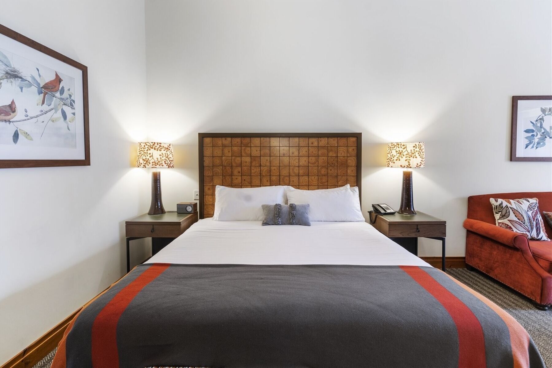 Skrivebord, wi-fi (inkludert) og sengetøy