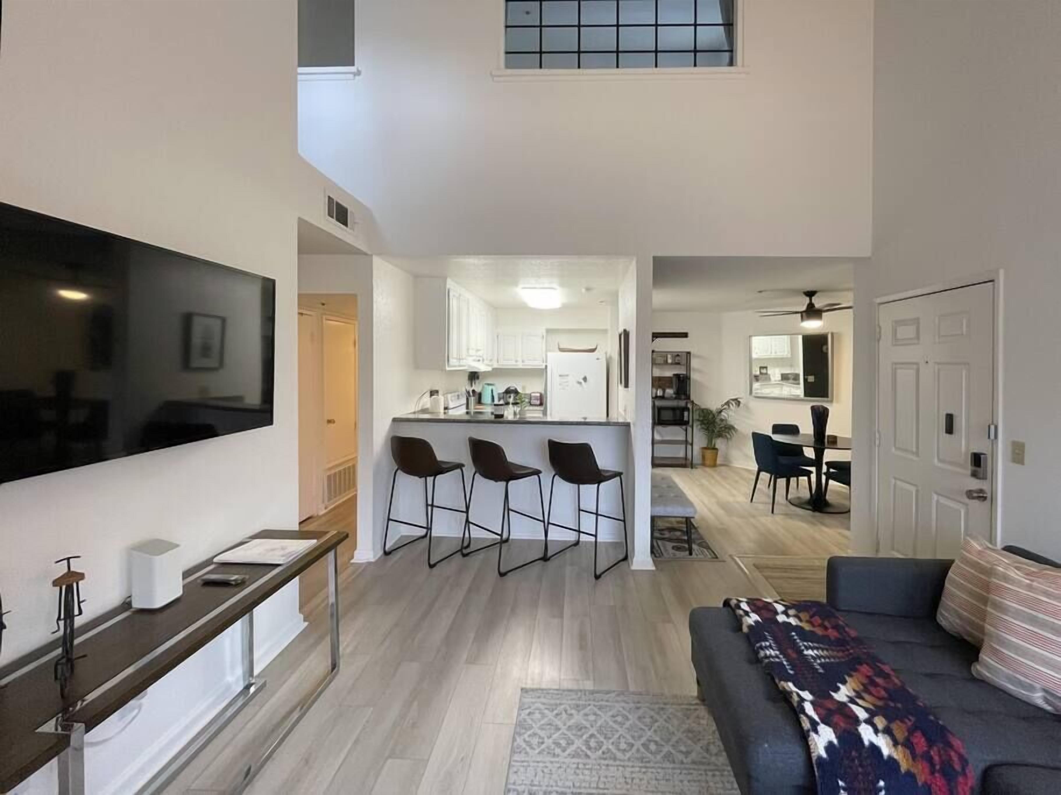 Modern Condo+ Pool +Gym+ Parking