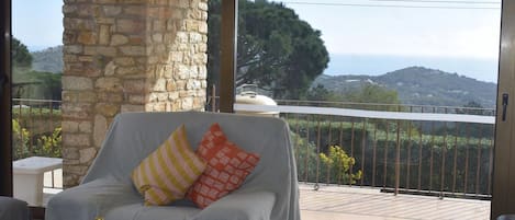 Fernseher, Kamin, DVD-Player, Stereoanlage