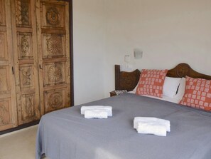 5 bedrooms, iron/ironing board, internet, bed sheets
