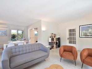 テレビ、DVD プレーヤー