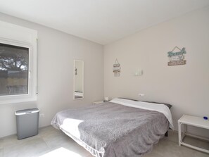 4 soverom, strykejern/-brett, internettilgang og sengetøy