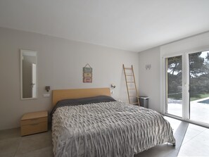 4 bedrooms, iron/ironing board, internet, bed sheets