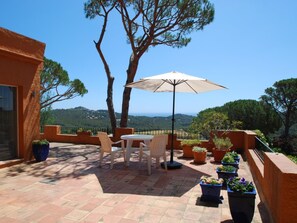 Outdoor dining - Villa els Pinetells (Begur)