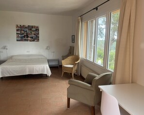 4 bedrooms, iron/ironing board, internet, bed sheets