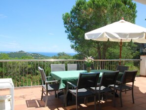 Outdoor dining - Villa Dalí (Begur)