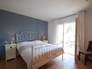 4 bedrooms, iron/ironing board, Internet, bed sheets