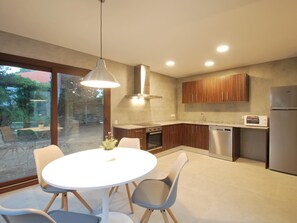 雪櫃、微波爐、焗爐、洗碗機