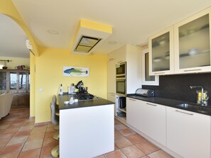 Kühlschrank, Mikrowelle, Ofen, Geschirrspüler