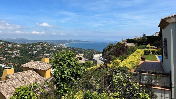 A coastal view with a clear sky, a sea, and a residential area with houses and greenery. - Villa Amaya (Begur, Costa Brava) (Begur)
