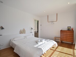 2 bedrooms, iron/ironing board, Internet