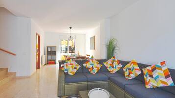 Een televisie en een dvd-speler