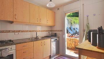 Een koelkast, een magnetron, een oven, een vaatwasser