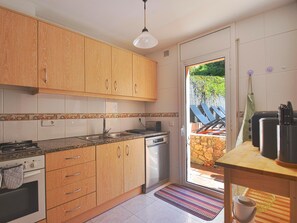 Kühlschrank, Mikrowelle, Ofen, Geschirrspüler