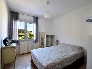 4 habitaciones, tabla de planchar con plancha y acceso a internet 