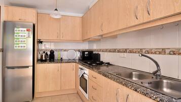 Een koelkast, een magnetron, een oven, een vaatwasser