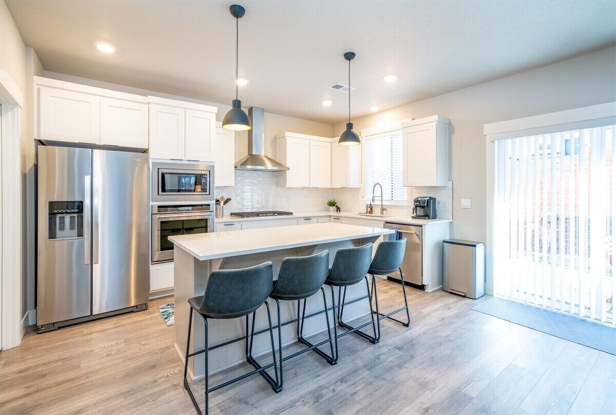 Réfrigérateur, four à micro-ondes, un four, surface de cuisson