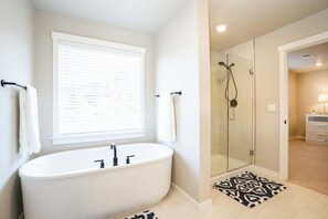 Bathtub, hair dryer - Bluebird Day - Tippy Toe, Spacious 4BR home in Bend with modern amenities and pet-friendly options. (Bend)