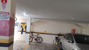 Eine Parkgarage mit einem weißen Auto und einem Fahrrad.