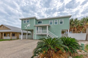 Exterior - Pet friendly, Private pool, EV charger (Port Aransas)