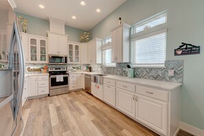 Fridge, microwave, oven, stovetop - Pet friendly, Private pool, EV charger (Port Aransas)