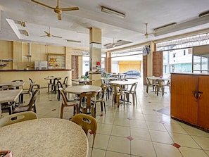 Restaurant - Collection O 91484 Lai Lai Apartment (Batam)