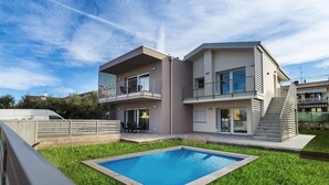 A modern two-story house with a swimming pool, a balcony, and a staircase leading to the upper floor. - Residence Arena - new, modern, air con and pool (Lazise)