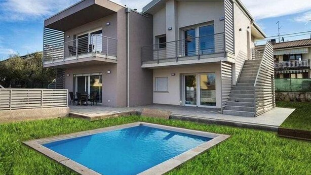 A modern two-story house with a swimming pool in the backyard. - Residence Arena - new, modern, air con and pool (Lazise)