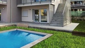 A modern house with a swimming pool, a staircase, and a balcony. - Residence Arena - new, modern, air con and pool (Lazise)