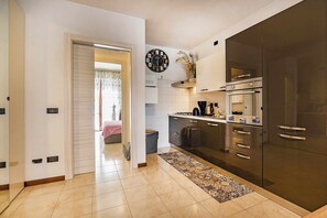 Kühlschrank, Mikrowelle, Ofen, Geschirrspüler