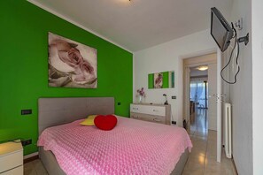 2 bedrooms, iron/ironing board, free WiFi