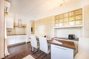 Kühlschrank, Mikrowelle, Ofen, Geschirrspüler