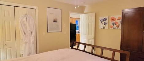 1 bedroom, desk, WiFi, bed sheets