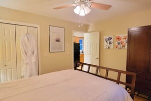 1 Schlafzimmer, Schreibtisch, WLAN, Bettwäsche