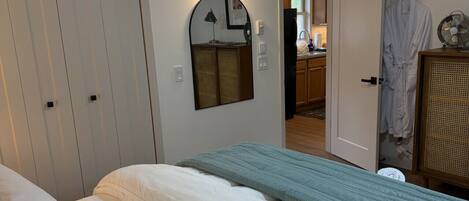 1 bedroom, desk, WiFi, bed sheets