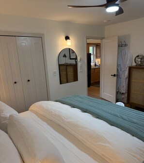 1 bedroom, desk, WiFi, bed sheets - Brookside Hide-A-Way #2, Port Superior, Bayfield (Bayfield)