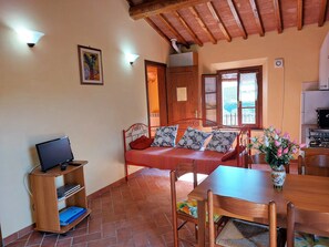 Living area - Three-room apartment with large terrace in farmhouse with pool (Toscana)