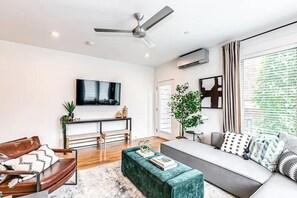 Smart TV, ping pong - Sleep 24* 2 Homes Side by Side* Game Room *Close to Broadway (Nashville)