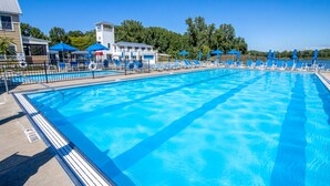 Pool - Beachwalk Resort Charming Main & Guest House (Michigan City)