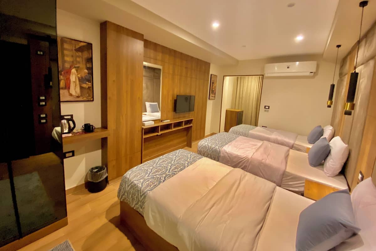 Standard Triple Room | 1 bedroom, individually decorated, individually furnished, desk