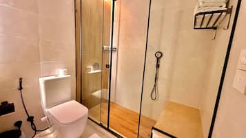 Executive Suite | Bathroom | Rainfall showerhead, designer toiletries, hair dryer, heated floors